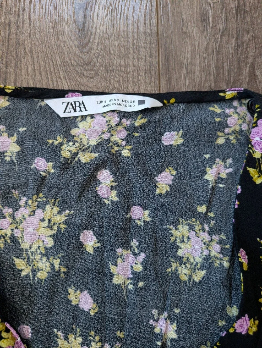 ZARA Cropped Floral V-Neck Ruffle Blouse Black and Pink - Picture 7 of 11